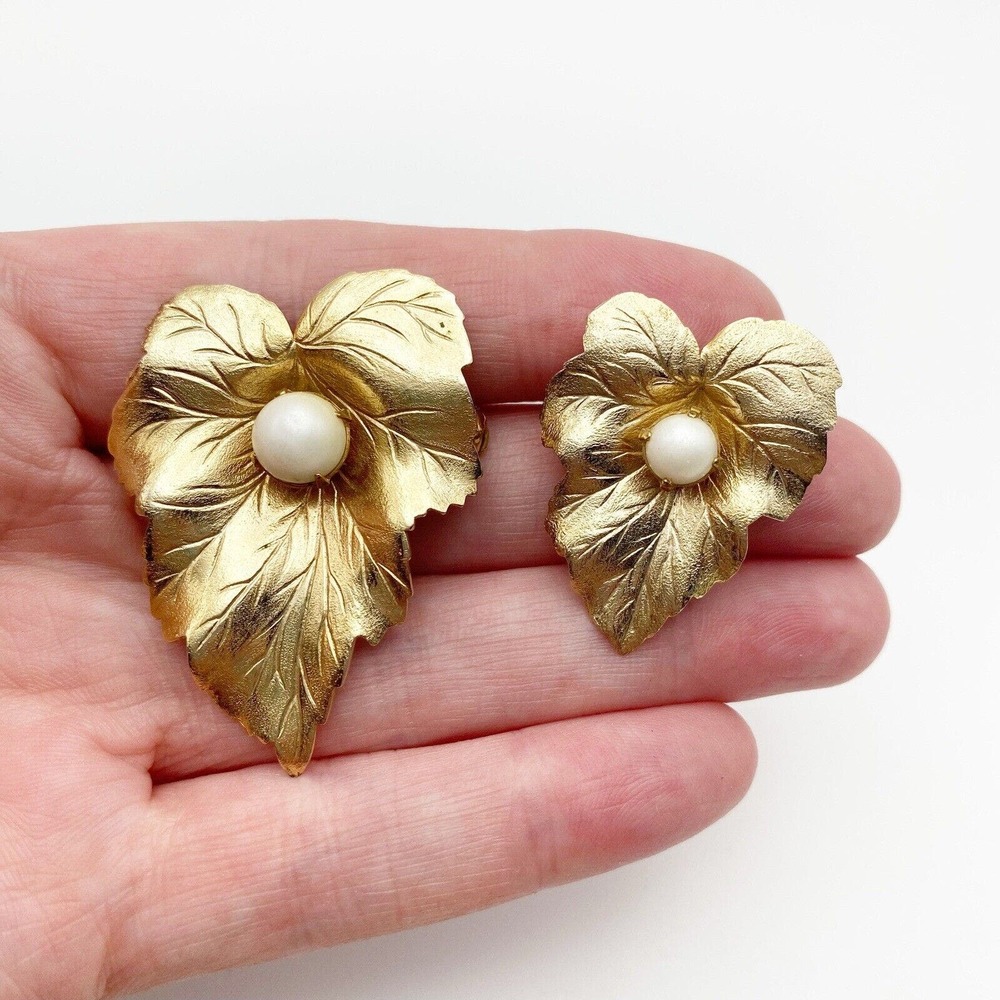 Vintage Matte Gold Tone Textured Leaf Faux Pearl Brooch Pin Set Sarah Coventry - Picture 4 of 8